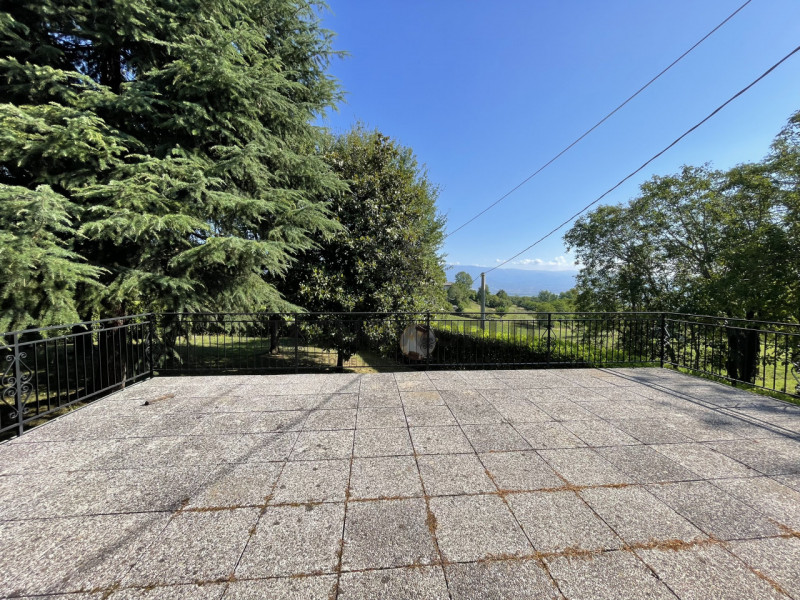 Scopri questo incantevole rustico situato nel cuore della località collinare di Malo, perfetto pe...