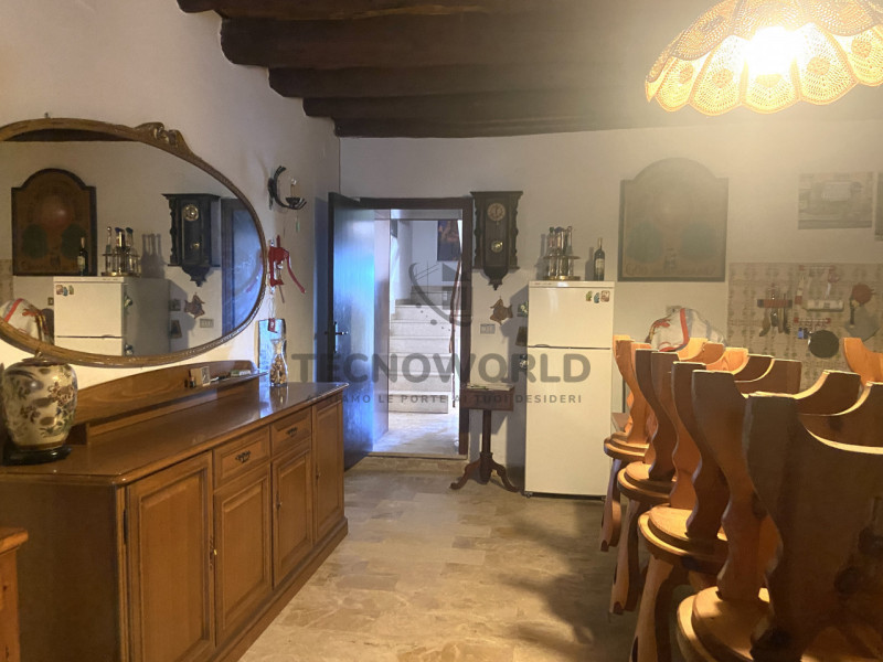 Scopri questo incantevole rustico situato nel cuore della località collinare di Malo, perfetto pe...