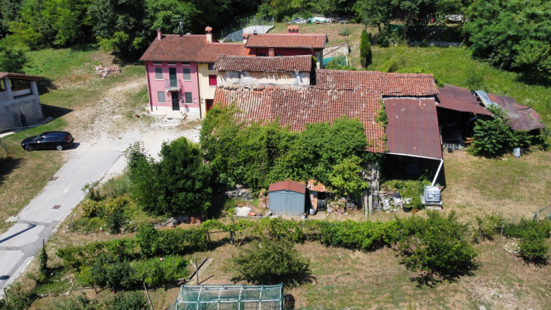 Esplora questa straordinaria opportunità a San Tomio di Malo! 

Presentiamo un rustico da demolir...