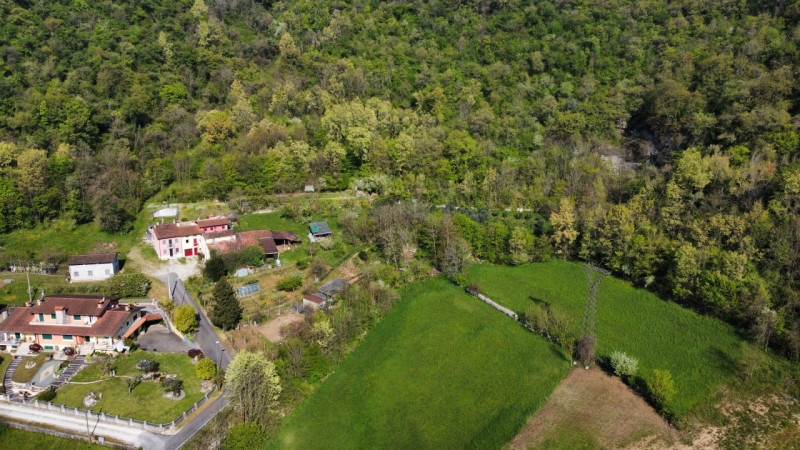 Esplora questa straordinaria opportunità a San Tomio di Malo! 

Presentiamo un rustico da demolir...