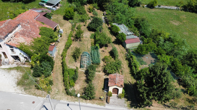 Esplora questa straordinaria opportunità a San Tomio di Malo! 

Presentiamo un rustico da demolir...