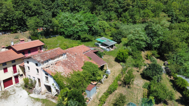 Esplora questa straordinaria opportunità a San Tomio di Malo! 

Presentiamo un rustico da demolir...