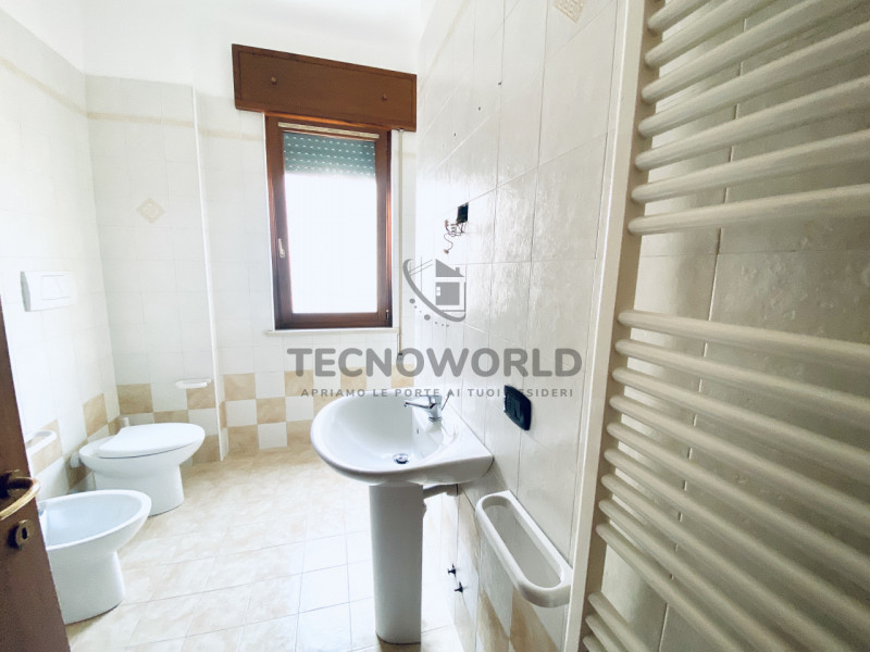 Scopri questa proposta di mini appartamento bilocale situato al secondo piano di un tranquillo co...