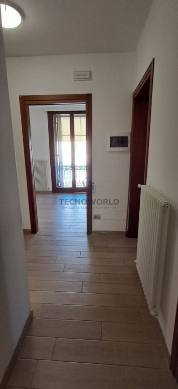 Scopri questo affascinante appartamento trilocale situato al primo piano, nel centro storico di M...