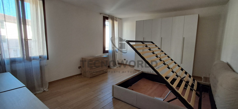 Scopri questo affascinante appartamento trilocale situato al primo piano, nel centro storico di M...