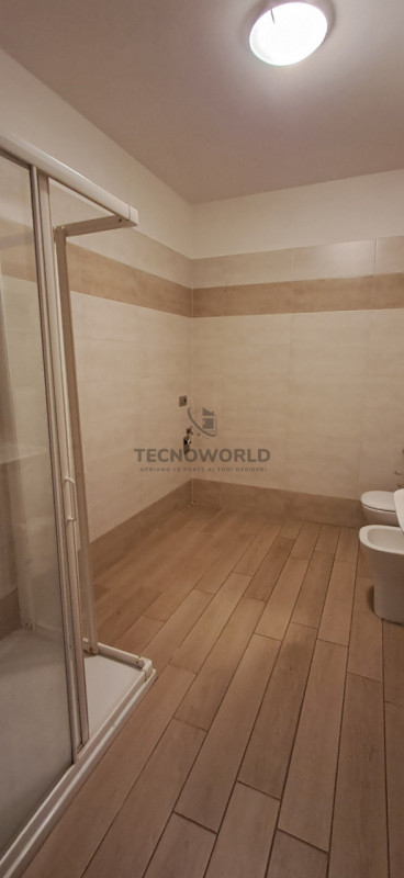 Scopri questo affascinante appartamento trilocale situato al primo piano, nel centro storico di M...