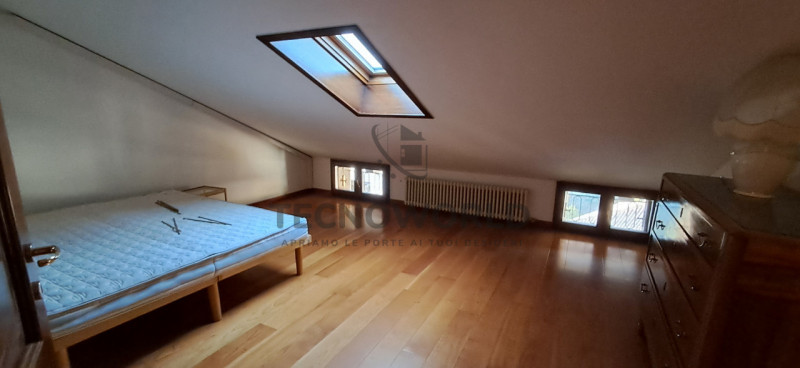 Scopri questo affascinante appartamento trilocale situato al secondo e ultimo piano, nel centro s...