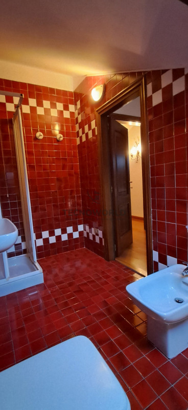 Scopri questo affascinante appartamento trilocale situato al secondo e ultimo piano, nel centro s...