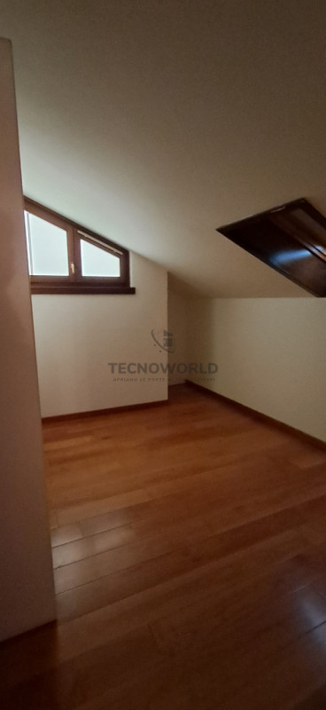 Scopri questo affascinante appartamento trilocale situato al secondo e ultimo piano, nel centro s...