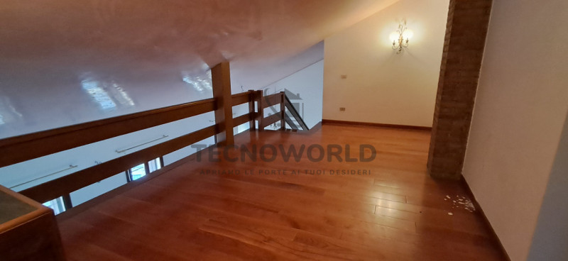 Scopri questo affascinante appartamento trilocale situato al secondo e ultimo piano, nel centro s...