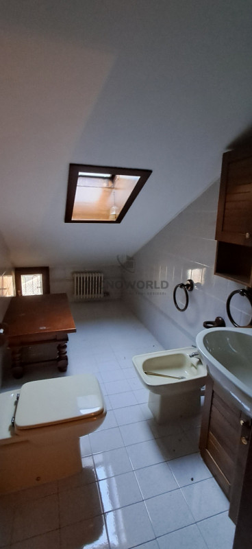 Scopri questo affascinante appartamento trilocale situato al secondo e ultimo piano, nel centro s...