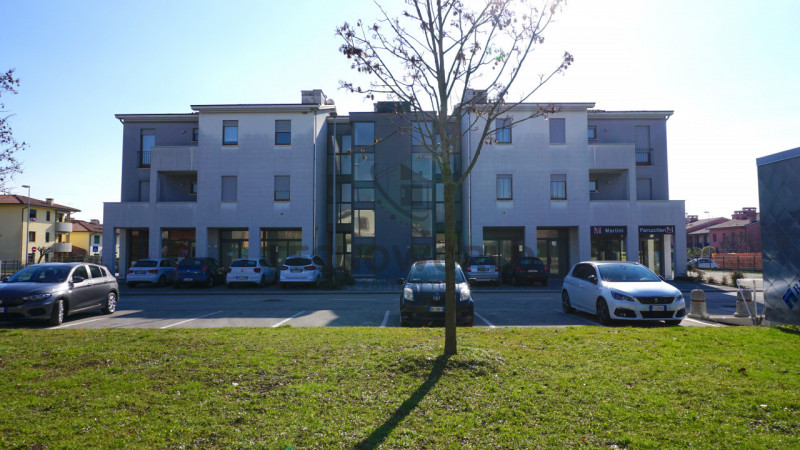 Scopri la tua nuova opportunità d'affari nel cuore di Molina di Malo! Ti proponiamo un ampio mono...