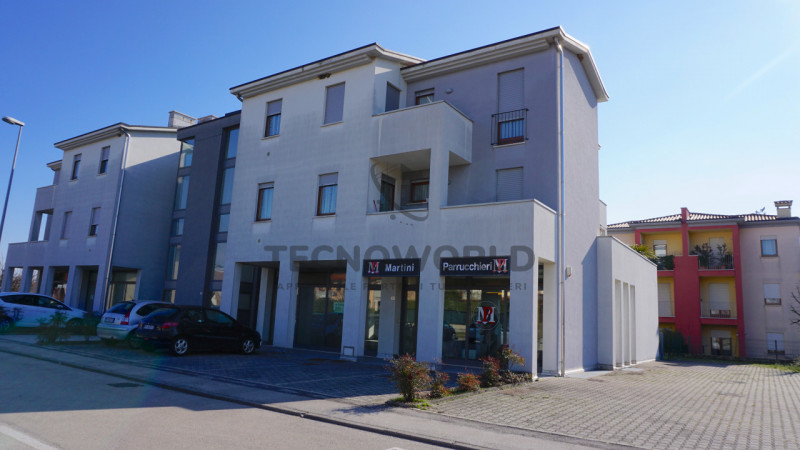 Scopri la tua nuova opportunità d'affari nel cuore di Molina di Malo! Ti proponiamo un ampio mono...