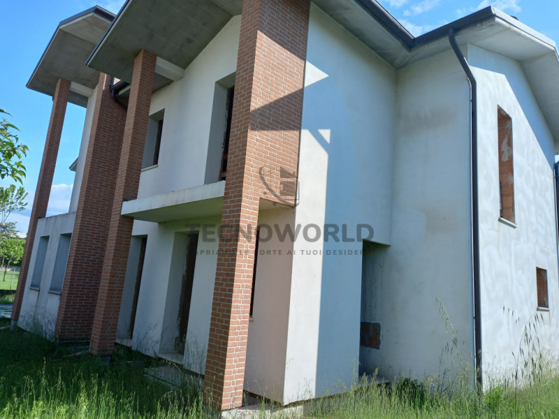 In una rinomata e tranquilla zona di San Tomio, nel comune di Malo, vi proponiamo due splendide v...