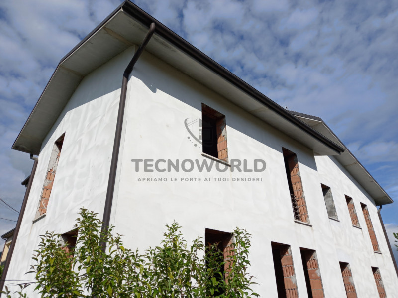 In una rinomata e tranquilla zona di San Tomio, nel comune di Malo, vi proponiamo due splendide v...