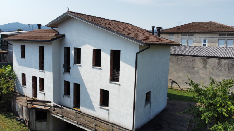 In una rinomata e tranquilla zona di San Tomio, nel comune di Malo, vi proponiamo due splendide v...