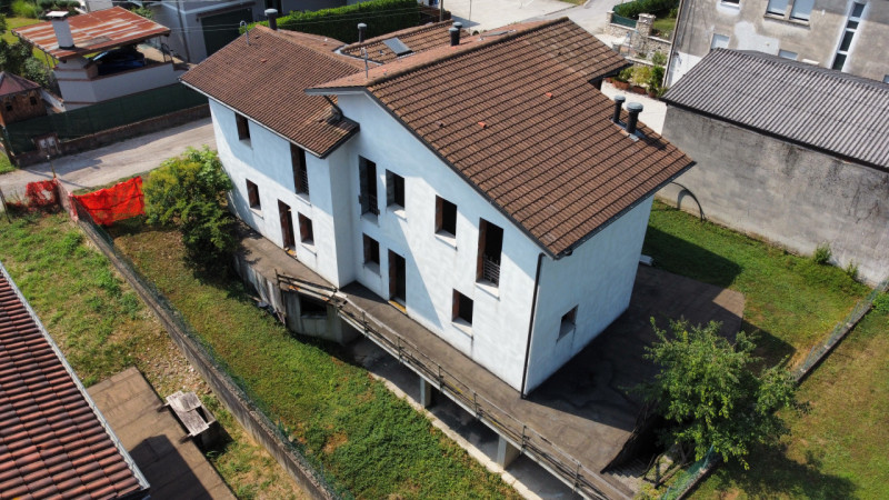 In una rinomata e tranquilla zona di San Tomio, nel comune di Malo, vi proponiamo due splendide v...