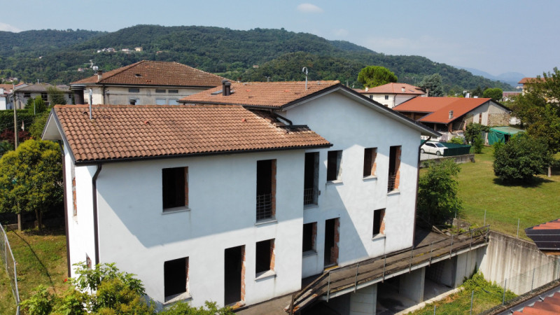 In una rinomata e tranquilla zona di San Tomio, nel comune di Malo, vi proponiamo due splendide v...