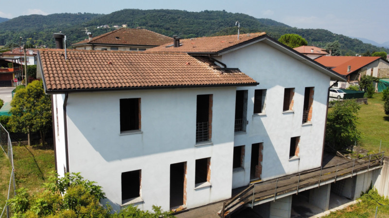 In una rinomata e tranquilla zona di San Tomio, nel comune di Malo, vi proponiamo due splendide v...