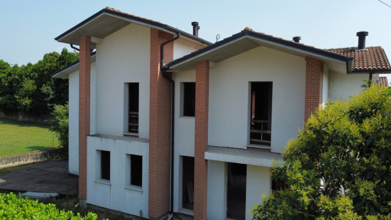 In una rinomata e tranquilla zona di San Tomio, nel comune di Malo, vi proponiamo due splendide v...