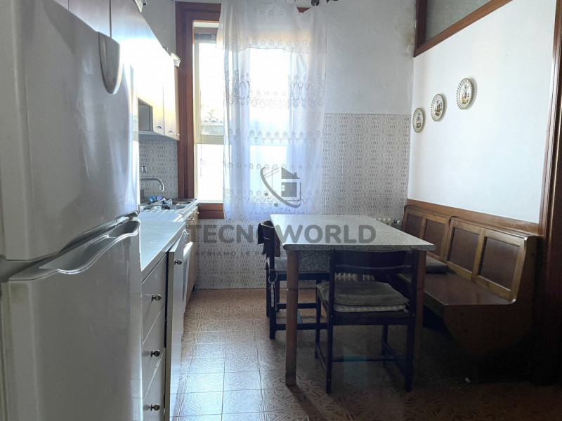 Scopri un angolo esclusivo di comfort e spazio con questo appartamento trilocale situato nel cent...