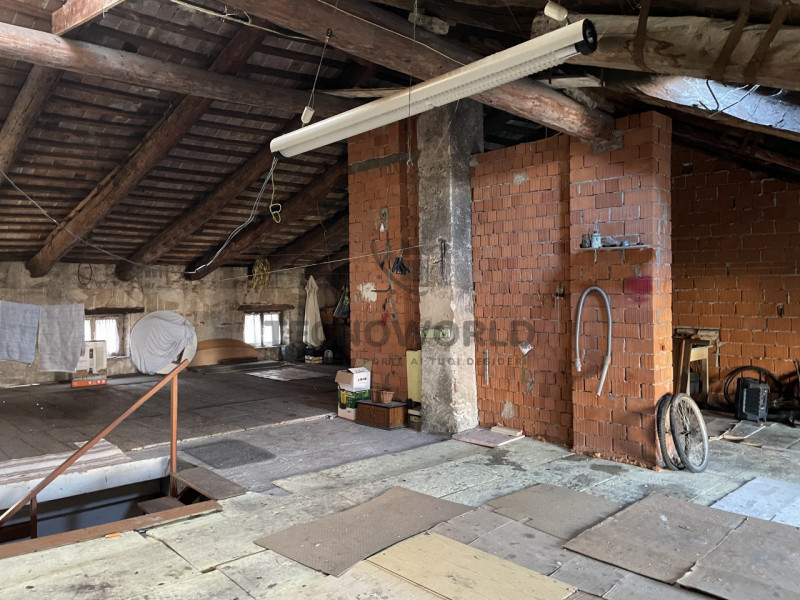 Scopri un angolo esclusivo di comfort e spazio con questo appartamento trilocale situato nel cent...