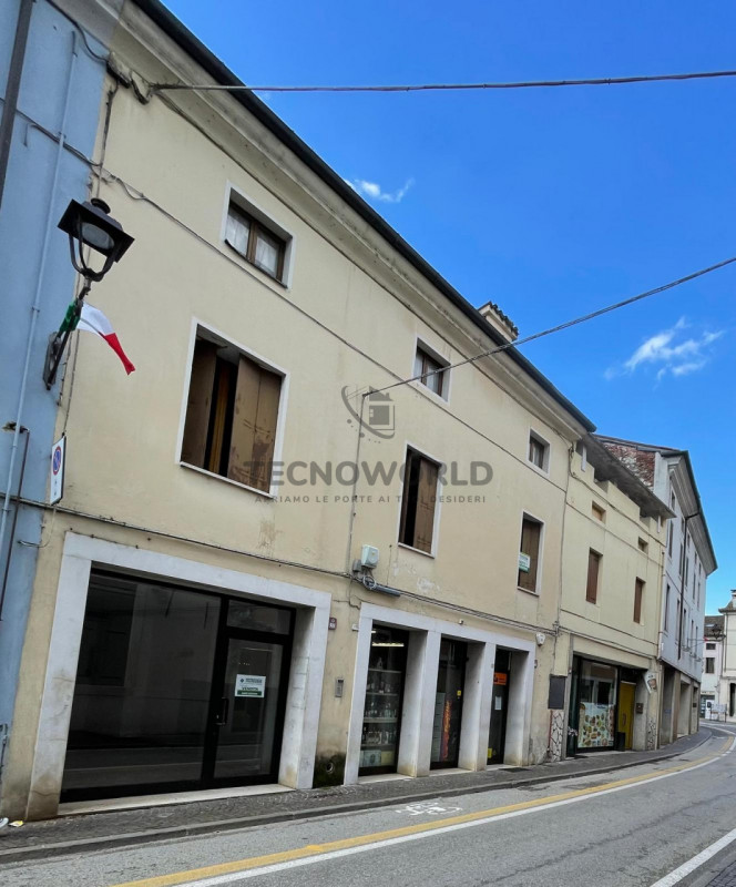 Scopri un angolo esclusivo di comfort e spazio con questo appartamento trilocale situato nel cent...