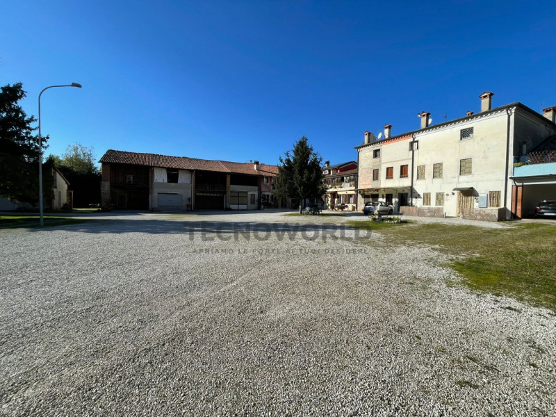 Esplora questa straordinaria opportunità nel cuore della storica corte di Molina di Malo! Questo ...