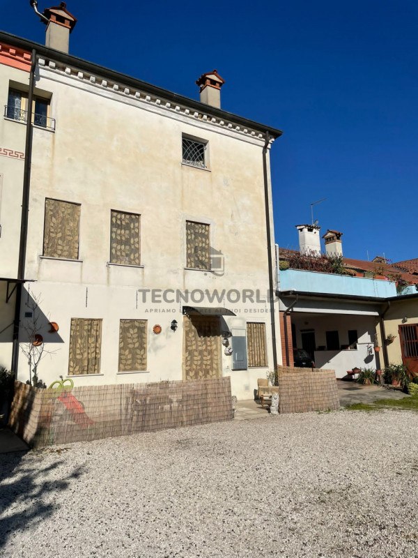 Esplora questa straordinaria opportunità nel cuore della storica corte di Molina di Malo! Questo ...