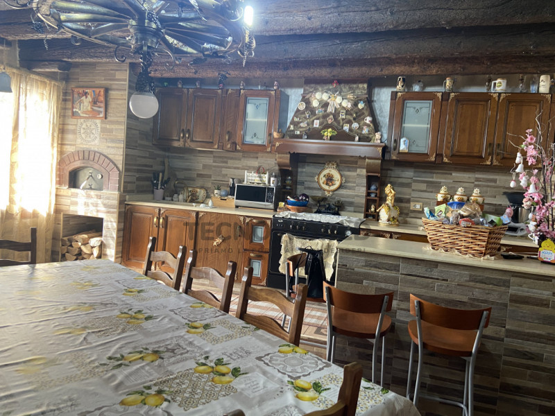 Esplora questa straordinaria opportunità nel cuore della storica corte di Molina di Malo! Questo ...