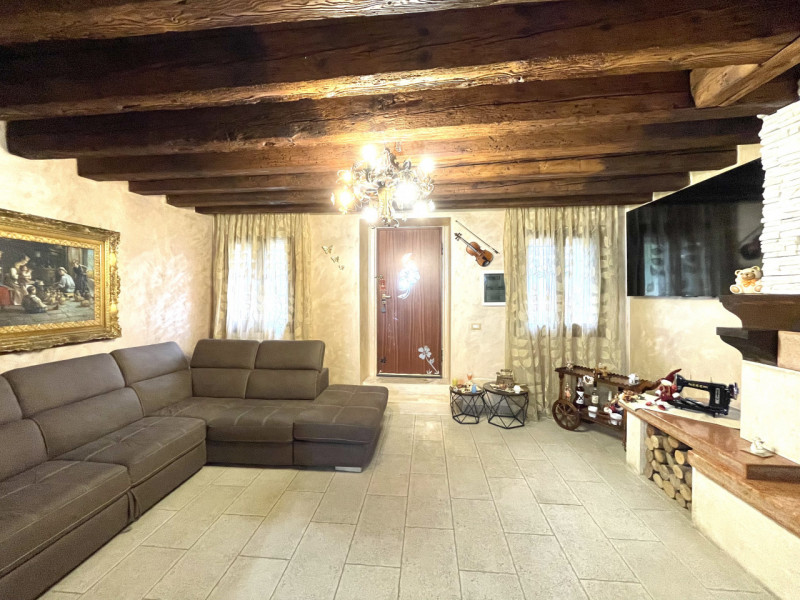 Esplora questa straordinaria opportunità nel cuore della storica corte di Molina di Malo! Questo ...