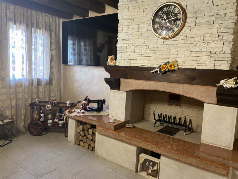 Esplora questa straordinaria opportunità nel cuore della storica corte di Molina di Malo! Questo ...