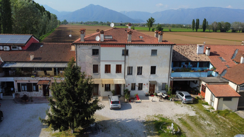 Esplora questa straordinaria opportunità nel cuore della storica corte di Molina di Malo! Questo ...