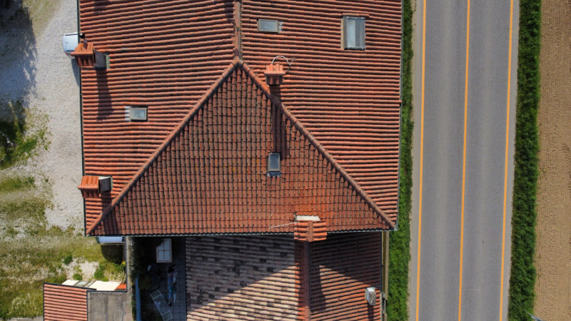 Esplora questa straordinaria opportunità nel cuore della storica corte di Molina di Malo! Questo ...