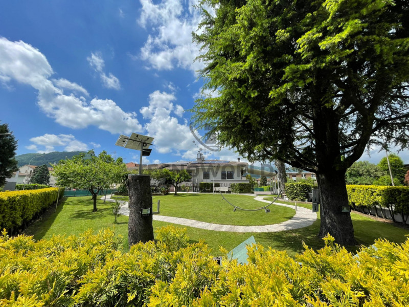 Villa indipendente situata nel cuore di Malo, una perla della provincia di Vicenza. Recentemente ...