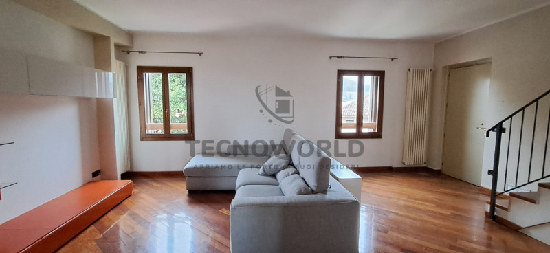 Nel cuore di San Vito di Leguzzano,  esclusivo appartamento duplex situato all'interno di uno spl...