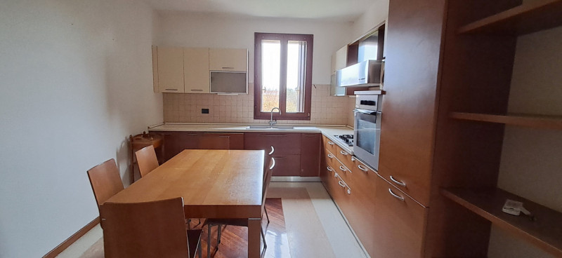 Nel cuore di San Vito di Leguzzano,  esclusivo appartamento duplex situato all'interno di uno spl...