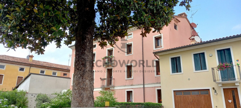 Nel cuore di San Vito di Leguzzano,  esclusivo appartamento duplex situato all'interno di uno spl...