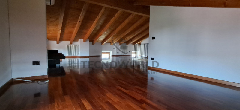 Nel cuore di San Vito di Leguzzano,  esclusivo appartamento duplex situato all'interno di uno spl...