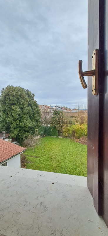 Nel cuore di San Vito di Leguzzano,  esclusivo appartamento duplex situato all'interno di uno spl...