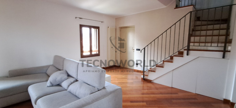 Nel cuore di San Vito di Leguzzano,  esclusivo appartamento duplex situato all'interno di uno spl...