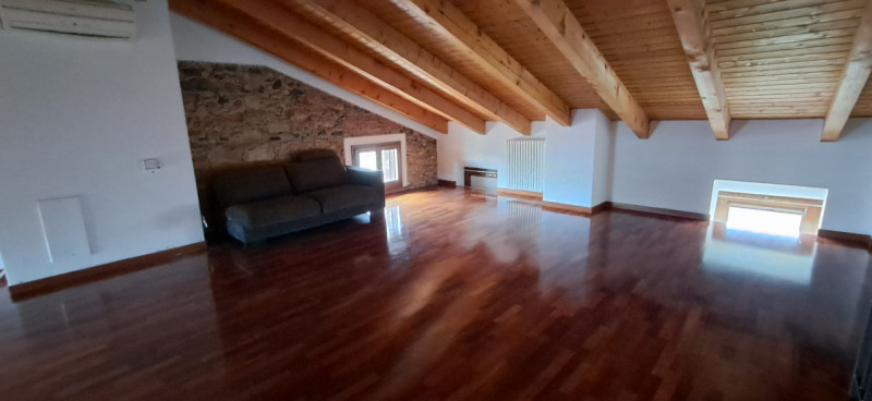 Nel cuore di San Vito di Leguzzano,  esclusivo appartamento duplex situato all'interno di uno spl...