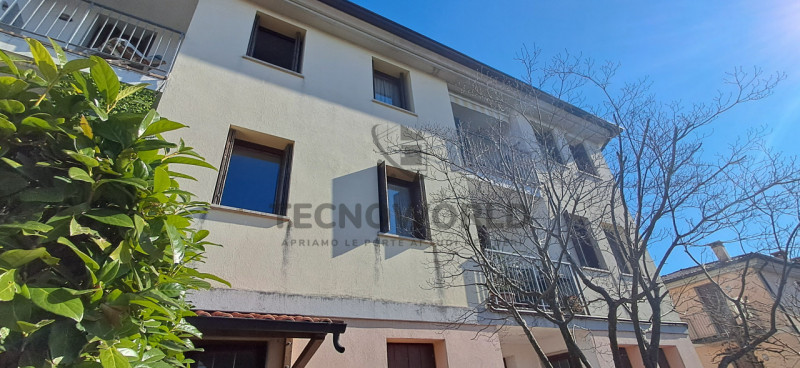 Scopri il tuo nuovo rifugio nel cuore di San Vito di Leguzzano! Ben illuminato e tutto su un pian...