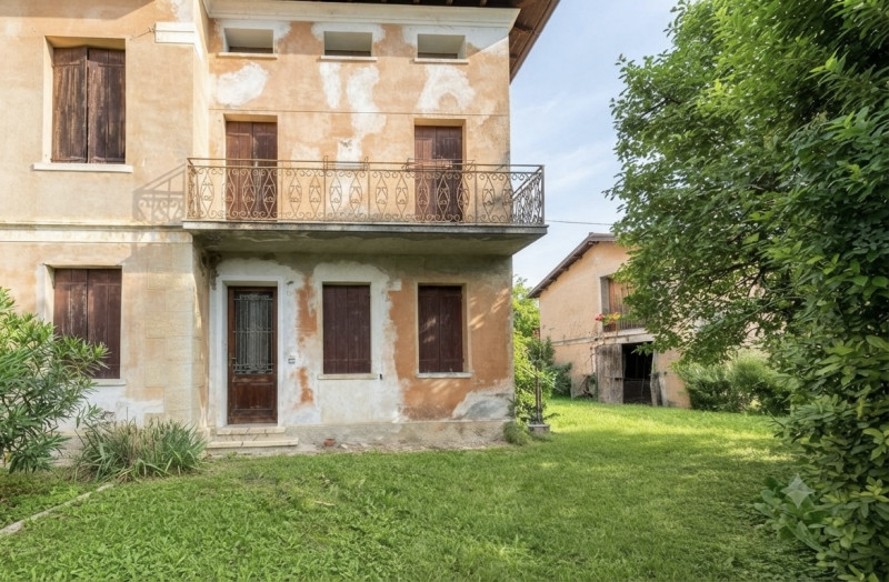 (Per INFO Roberto 3453195338) A Possagno, in zona centrale e a poca distanza dal tempio del Canov...