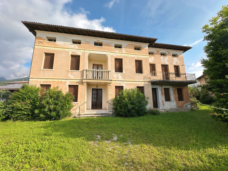 (Per INFO Roberto 3453195338) A Possagno, in zona centrale e a poca distanza dal tempio del Canov...