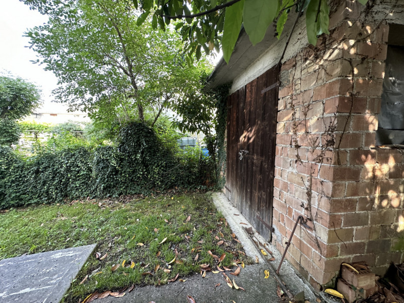 (Per INFO Roberto 3453195338) A Possagno, in zona centrale e a poca distanza dal tempio del Canov...