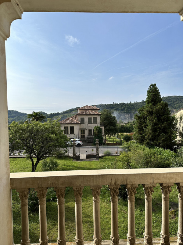 (Per INFO Roberto 3453195338) A Possagno, in zona centrale e a poca distanza dal tempio del Canov...