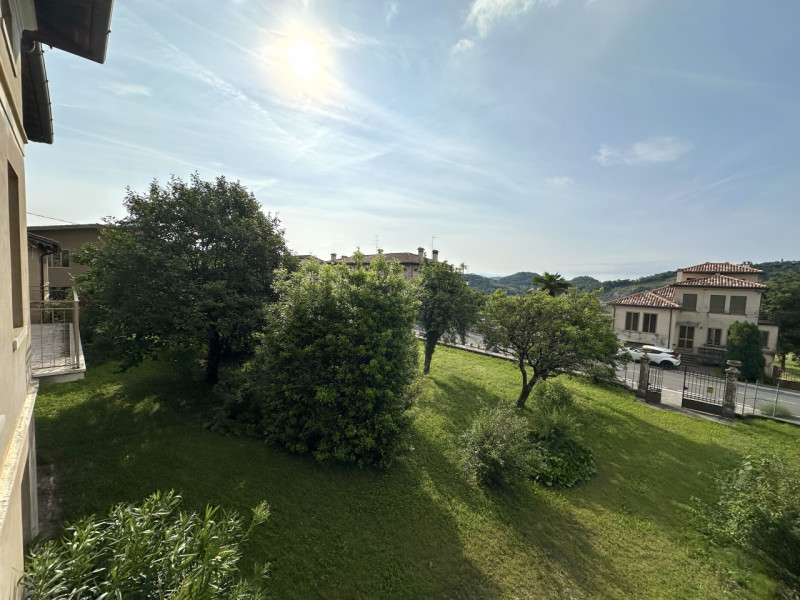 (Per INFO Roberto 3453195338) A Possagno, in zona centrale e a poca distanza dal tempio del Canov...