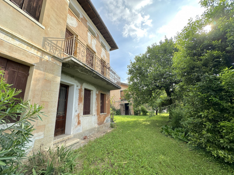 (Per INFO Roberto 3453195338) A Possagno, in zona centrale e a poca distanza dal tempio del Canov...