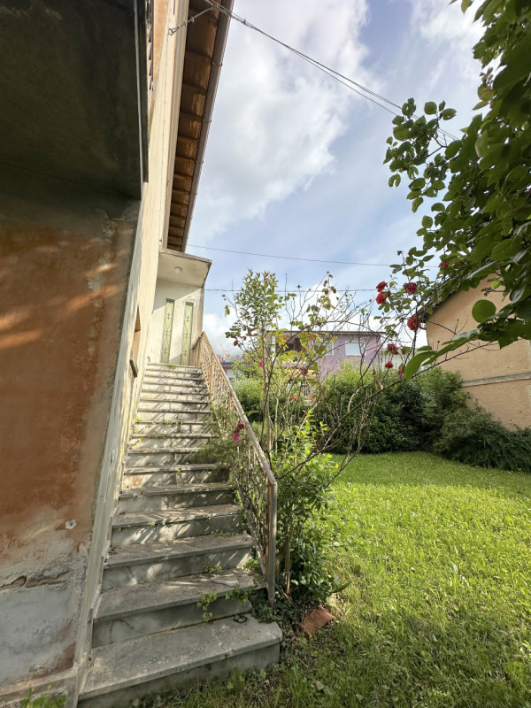 (Per INFO Roberto 3453195338) A Possagno, in zona centrale e a poca distanza dal tempio del Canov...